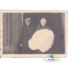 Dina Damen en ... voor de rk kerk te Lobith Coll. HKR geschonken door H v-Laag F0000038